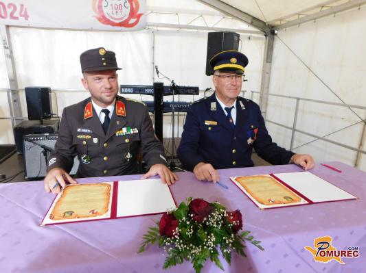 FOTO: Svečan podpis listne o pobratenju med gasilskima društvoma
