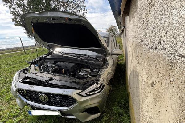 FOTO: Voznik v Bučečovcih zapeljal s cestišča in trčil v poslopje
