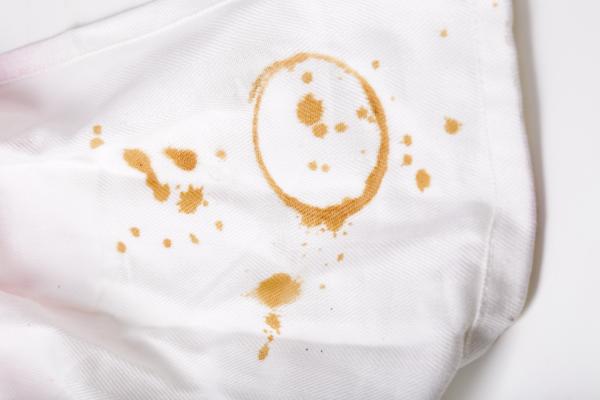 Preverite te enostavne trike, s katerimi se lahko znebite madežev na belih oblačilih