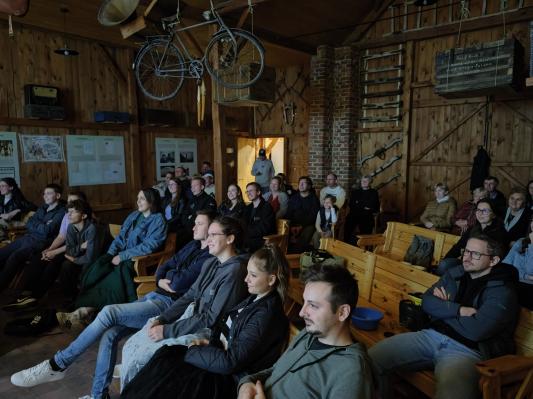 FOTO: Mladi uživali na filmskem večeru na Domanjševski domačiji