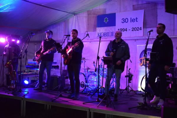 FOTO in VIDEO: Kobilje zaživelo z ritmi skupine Tropik