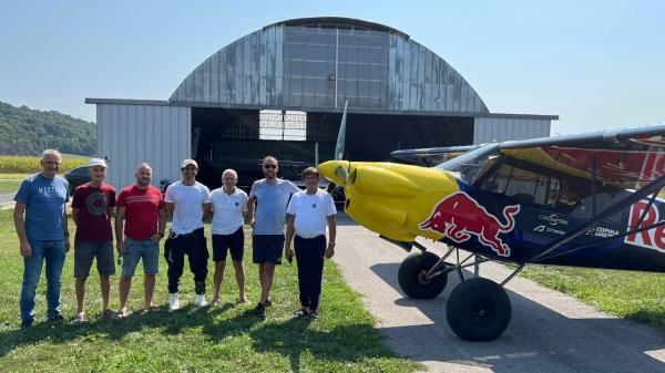  FOTO: Red Bull pilota na pripravah na Vzletišču Cerkvenjak