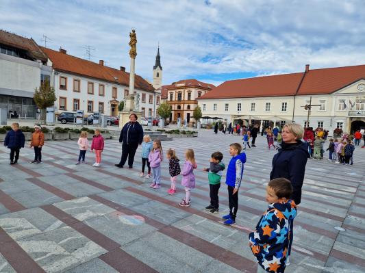FOTO: Združili zabavo in učenje: Za otroke okoliških vrtcev dejavnosti v kar osmih jezikih