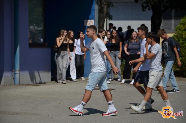 FOTO: Tudi srednješolci zakorakali v prvi šolski dan, tako je bilo v Murski Soboti