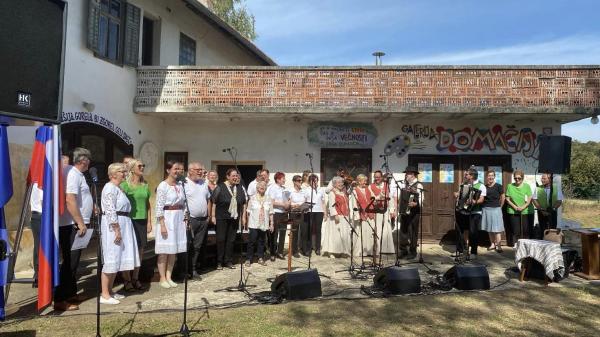FOTO: Prvi etno festival v znamenju slovenskih ljudskih pesmi