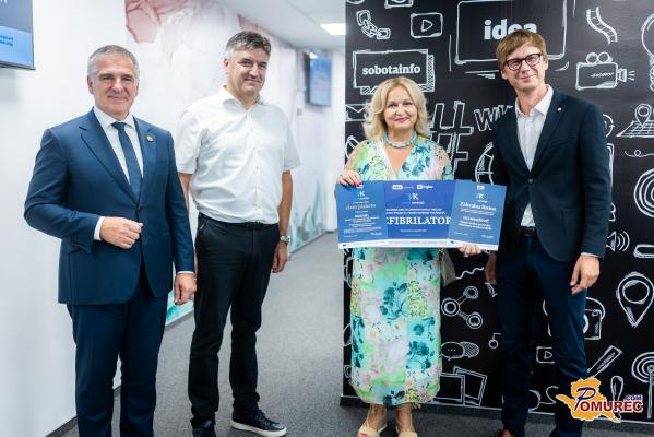 FOTO: Zaključek projekta Trendi kohezije: Podeljeni defibrilator, plakete in zahvale