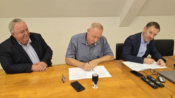 Podpisali gradbeno pogodbo za sanacijo cest v Fokovcih