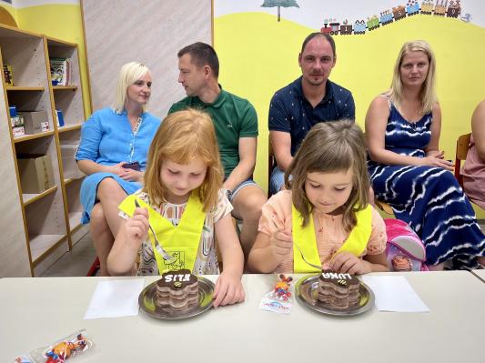 FOTO: Na OŠ Kobilje pripravili prisrčen sprejem za svoje štiri prvošolčke