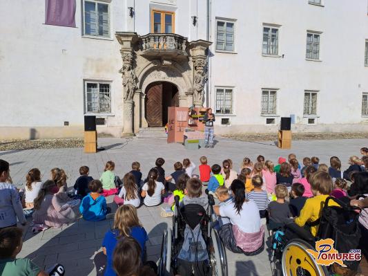 FOTO in VIDEO: Na grajskem dvorišču potekala lutkovna predstava
