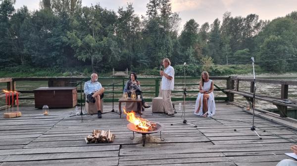 FOTO: Literarno-glasbeni dogodek poskrbel za prijetno vzdušje na Otoku ljubezni