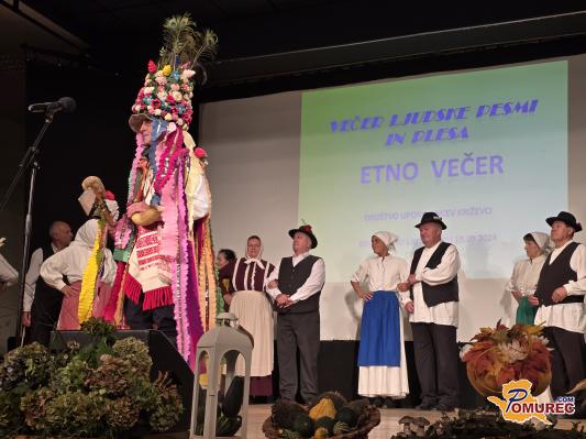 FOTO: »Etno večer« združil društva upokojencev iz levega in desnega brega reke Mure