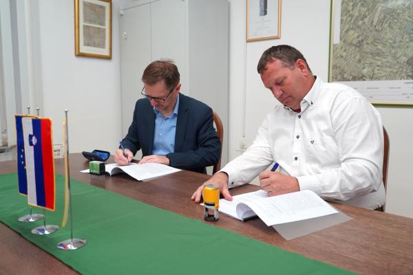 Občina Turnišče podpisala pogodbo za začetek gradnje Doma gasilcev in športa