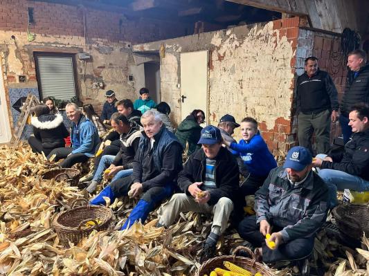 FOTO: Četrto lüjpanje kukrce v Kovačevcih - Družina Cör povezala staro in mlado