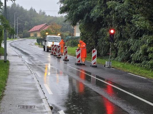 Pozor! Zaradi odrona in plazenja so polovično zaprli to cesto