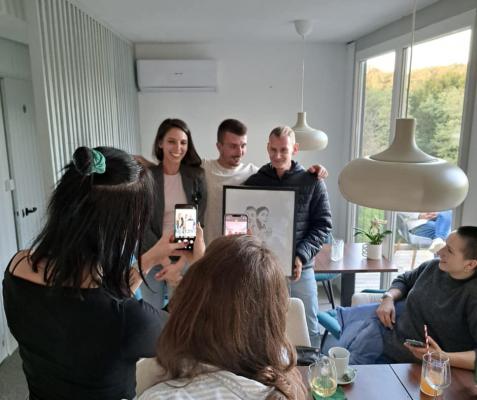 FOTO: V Platani pripravili pop-up razstavo karikatur: »Gračari so fajn lidgej!«