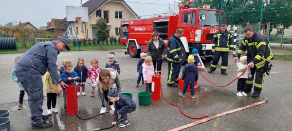 FOTO: Zabavno in poučno dopoldne z gasilci v Cvenu