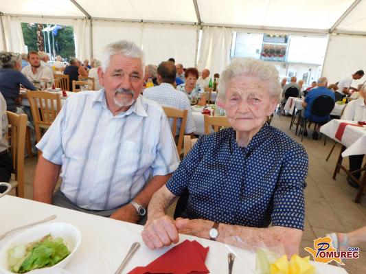 FOTO: Ljudmila Vidmar, veteranka gasilstva, prejela priznanje na srečanju v Križevcih