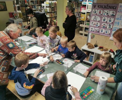 FOTO: Pred dežjem so se zatekli v knjižnico