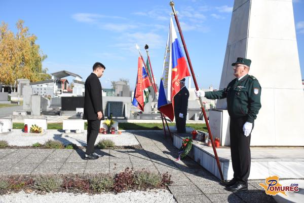 FOTO: S položitvijo vencev in žalno slovesnostjo so se poklonili umrlim