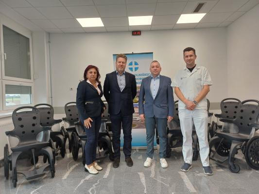 Roto prispeval k boljši oskrbi pacientov z donacijo rehabilitacijskih vozičkov