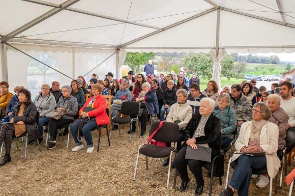 FOTO: Korenika oživela s pesmijo, plesom in toplimi srci