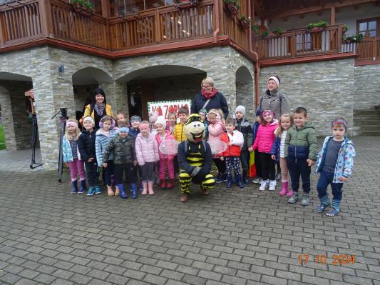 FOTO: Prireditev Ko zorijo jabolka navdušila otroke na Gornjem Seniku
