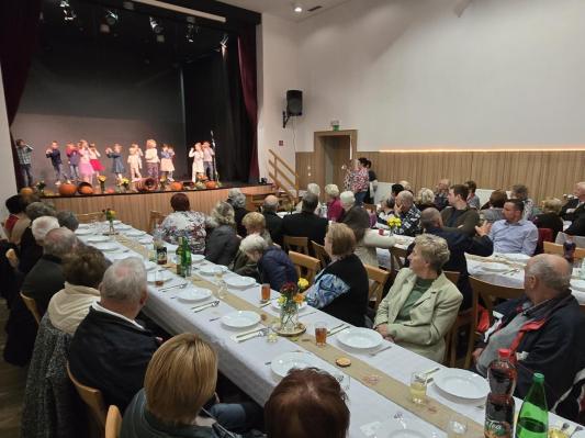 FOTO: Praznovanje skupnosti: Srečanje starejših krajanov v Cvenu