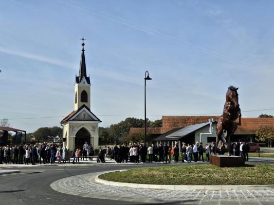 FOTO: Slovesna sveta maša pri obnovljeni kapeli v Lukavcih