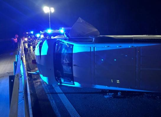 FOTO: Kombinirano vozilo trčilo v ograjo, gasilske enote hitro na terenu