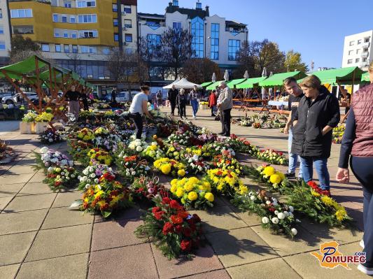 FOTO: Tržnica odeta v pisane cvetlične aranžmaje