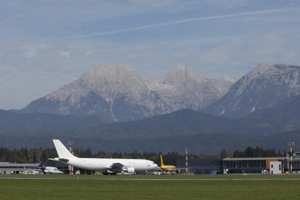 Letalo z nevarnim tovorom varno pristalo na brniškem letališču