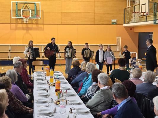 FOTO: Stročja vas gostila največje srečanje starejših krajanov doslej