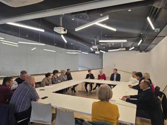 FOTO: Dobra praksa romske skupnosti Pušča: Obisk predstavnikov občine Brežice