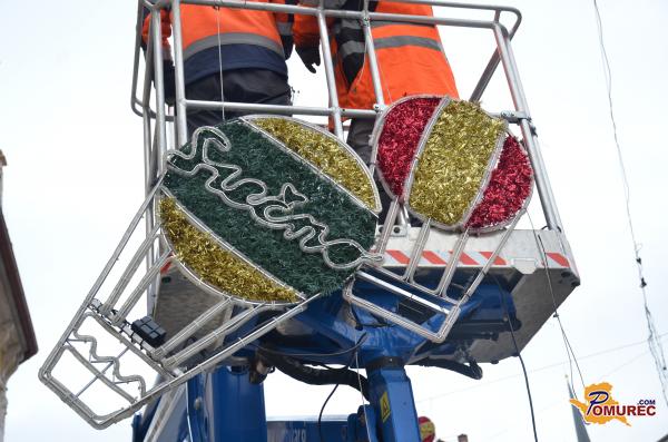 FOTO: Slovenska ulica dobiva praznično podobo – priprave v polnem teku