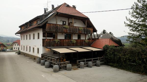 FOTO in VIDEO: Domačija Novak: Kako stari skedenj odpira nove priložnosti?