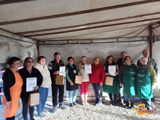 FOTO: Na Polanščekovi domačiji v Turnišču je društvo kmetic Turnišče pripravilo koline po domače