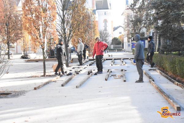 FOTO: V Murski Soboti začeli s postavljanjem drsališča
