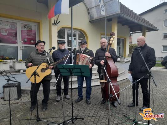 Kvintet pevcev navdušuje s svojim petjem 