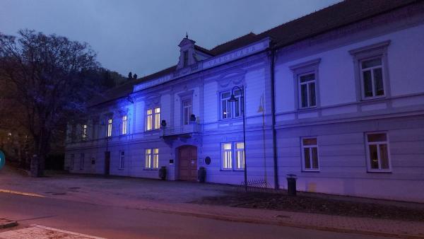 Mestna hiša v središču Lendave in grad v Murski Soboti v modri barvi 