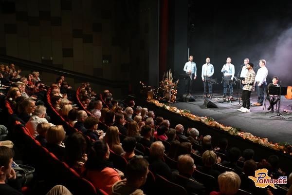 FOTO in VIDEO: Do kotička polno Gledališče Park odmevalo v ritmih tamburic in rapa