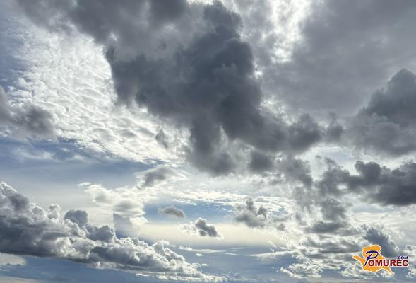 Oblaki nad celotno Slovenijo, popoldne rahel dež