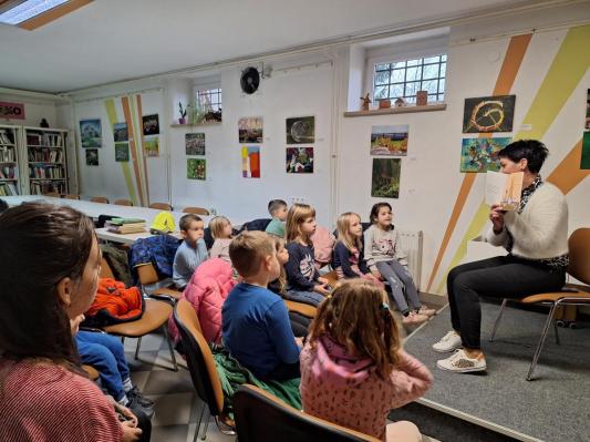 FOTO: Učna ura o prometni varnosti z novo slikanico