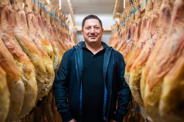 FOTO in VIDEO: Kmetija Cigoj - družinska tradicija suhomesnatih dobrot, ki traja že dvesto let