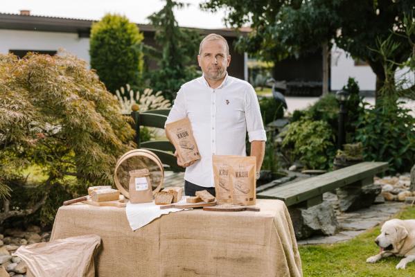 FOTO: Znana prleška kmetija navdušuje z bio mešanico za peko kruha z drožmi
