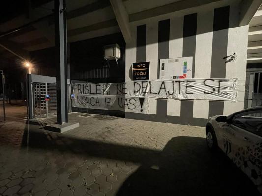 FOTO: Navijači Mure z novimi transparenti nad vodstvo kluba