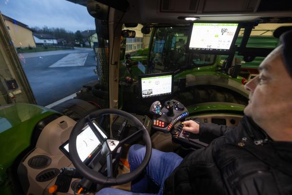 FOTO in VIDEO: Obiskali smo Kmetijo Meolic, eno najsodobnejših kmetij v Sloveniji