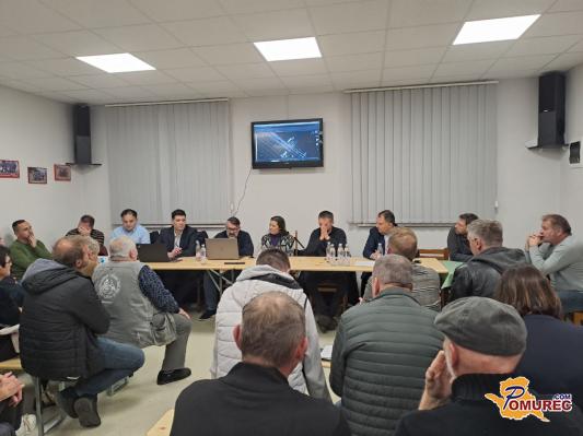 FOTO: Velik odziv krajanov na srečanju za prenovo Markišavske ulice