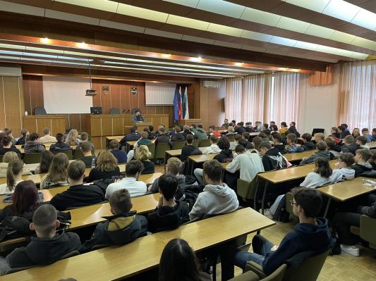 Dijaki spoznali delo mestne uprave