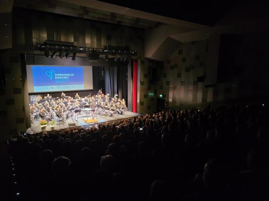 Dobrodelni koncert policijskega orkestra združil glasbo in solidarnost