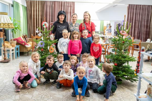 FOTO: Kako so otroci in starejši ustvarjali praznične venčke v Mensani?
